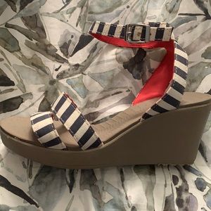 Women’s Leigh II Cross-Strap Ankle Wedge